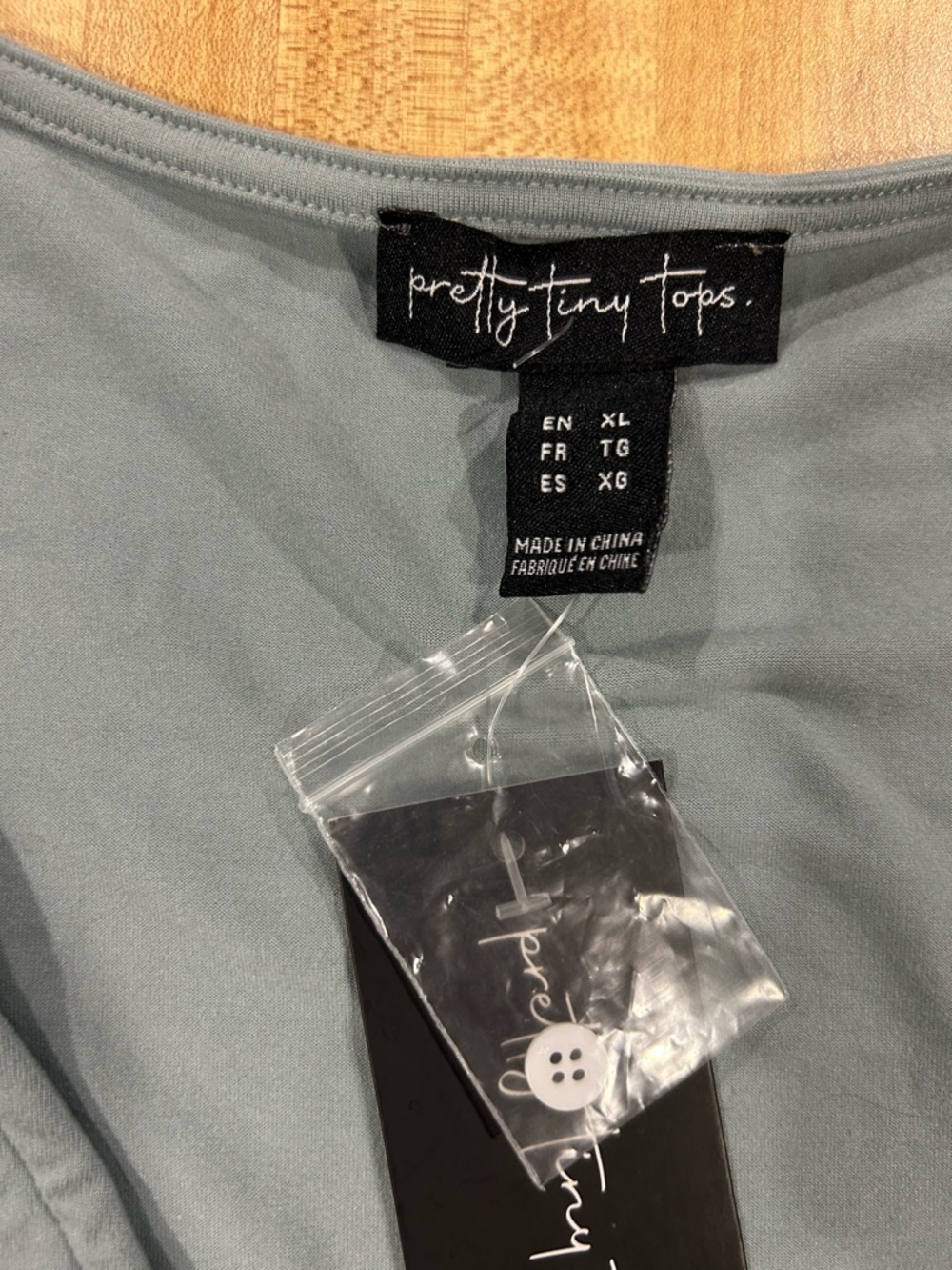NWT Sage Button-Front Cropped V-Neck Women's Top - Picture 3 of 4